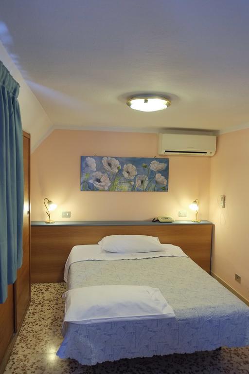 Hotel Astor Modena Room photo